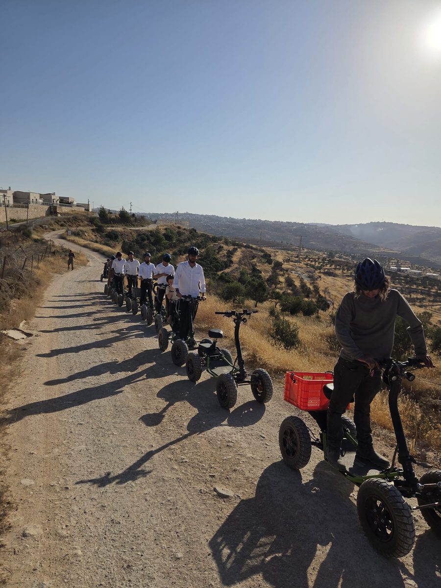 שיירת רוכבים במסלול מול נוף ההרים
